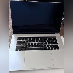 Apple MacBook Pro 15.4" (256GB HDD, Intel Core i7 7th Gen., 2.80 GHz, 16GB)...